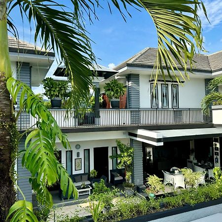 Villa Rumah Putih Abu Abu Senggigi Bagian luar foto