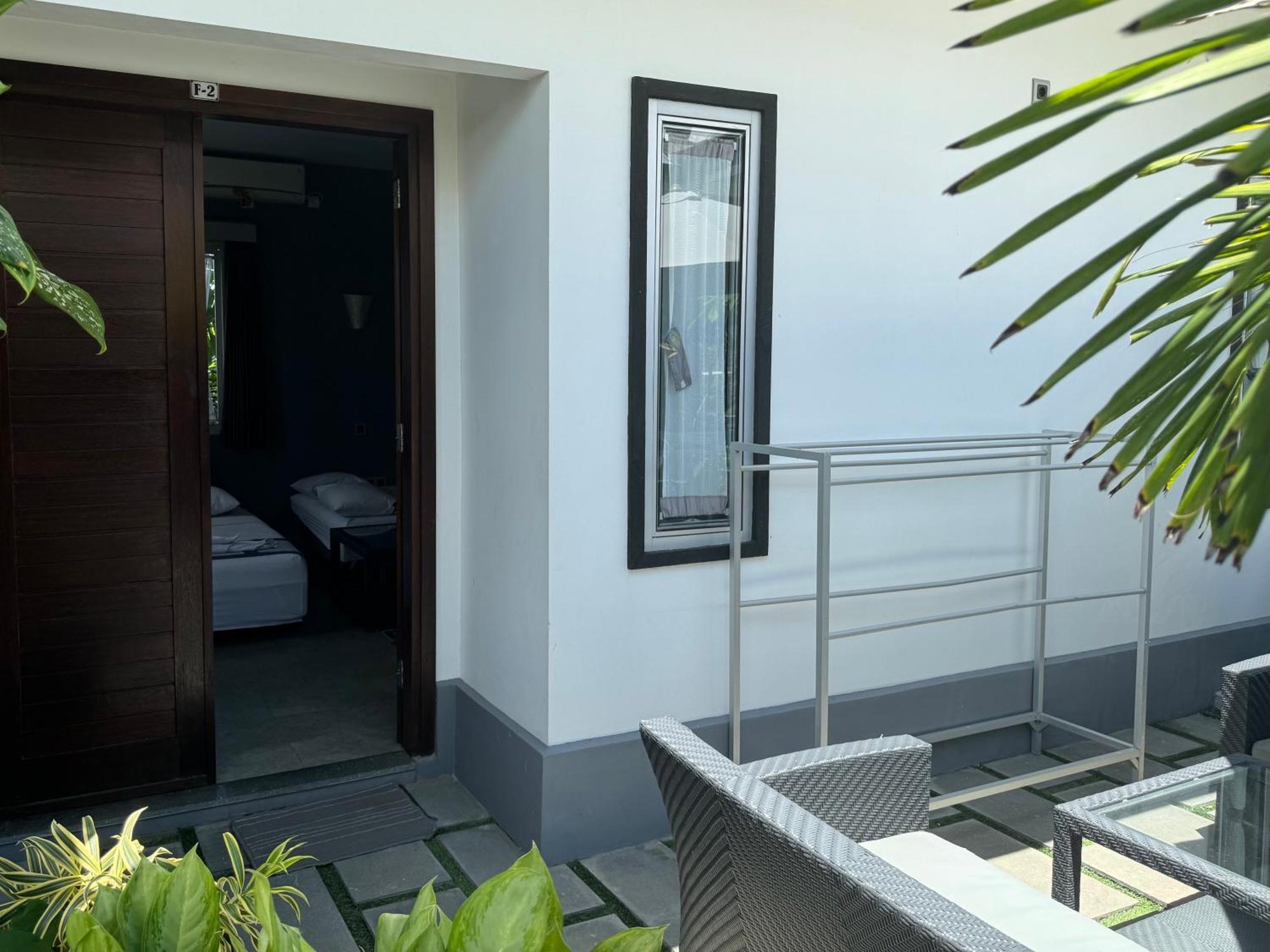 Villa Rumah Putih Abu Abu Senggigi Bagian luar foto