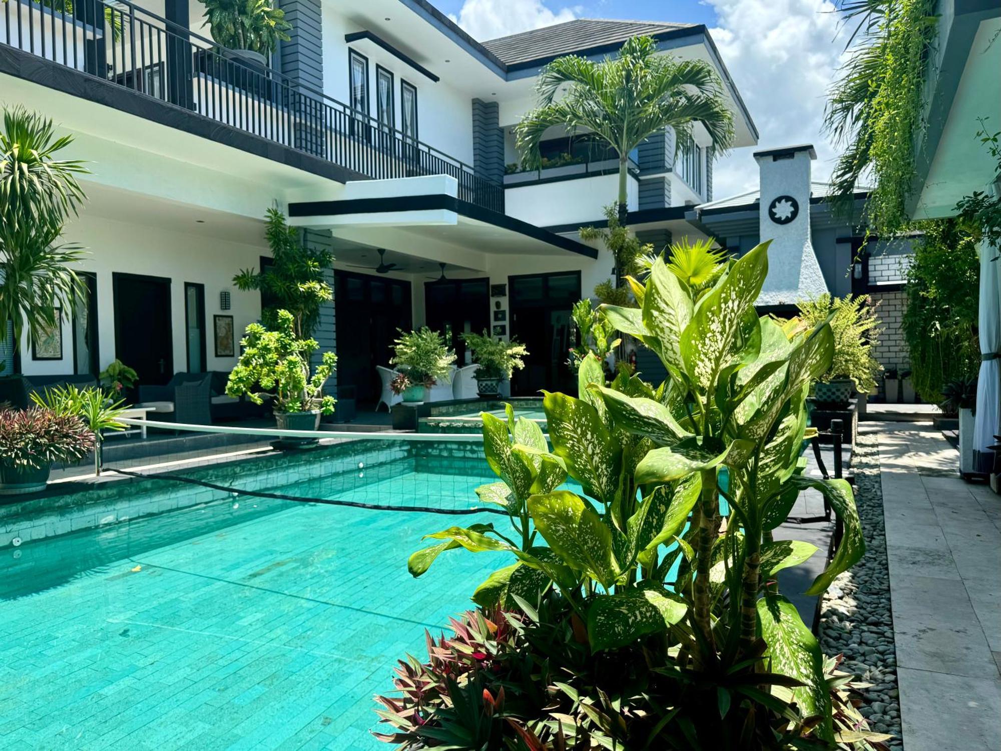 Villa Rumah Putih Abu Abu Senggigi Bagian luar foto