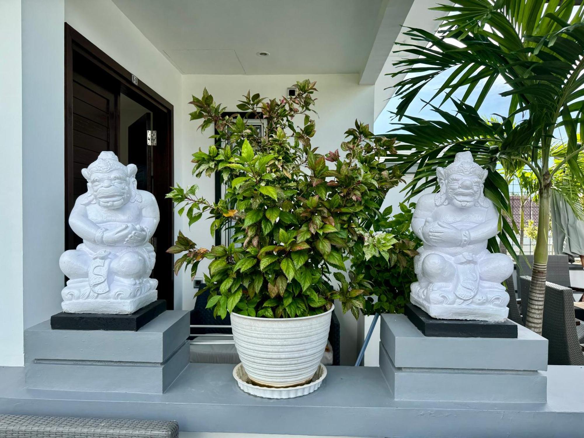 Villa Rumah Putih Abu Abu Senggigi Bagian luar foto