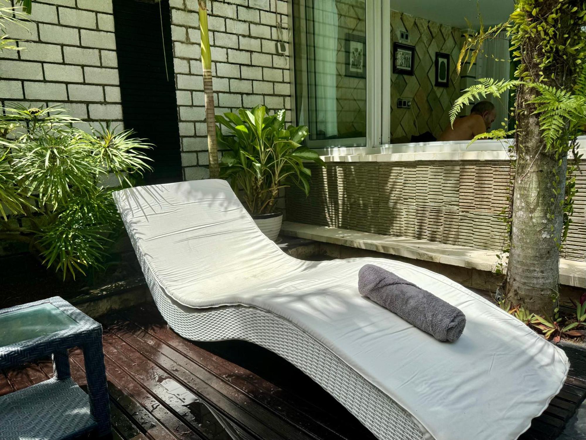 Villa Rumah Putih Abu Abu Senggigi Bagian luar foto
