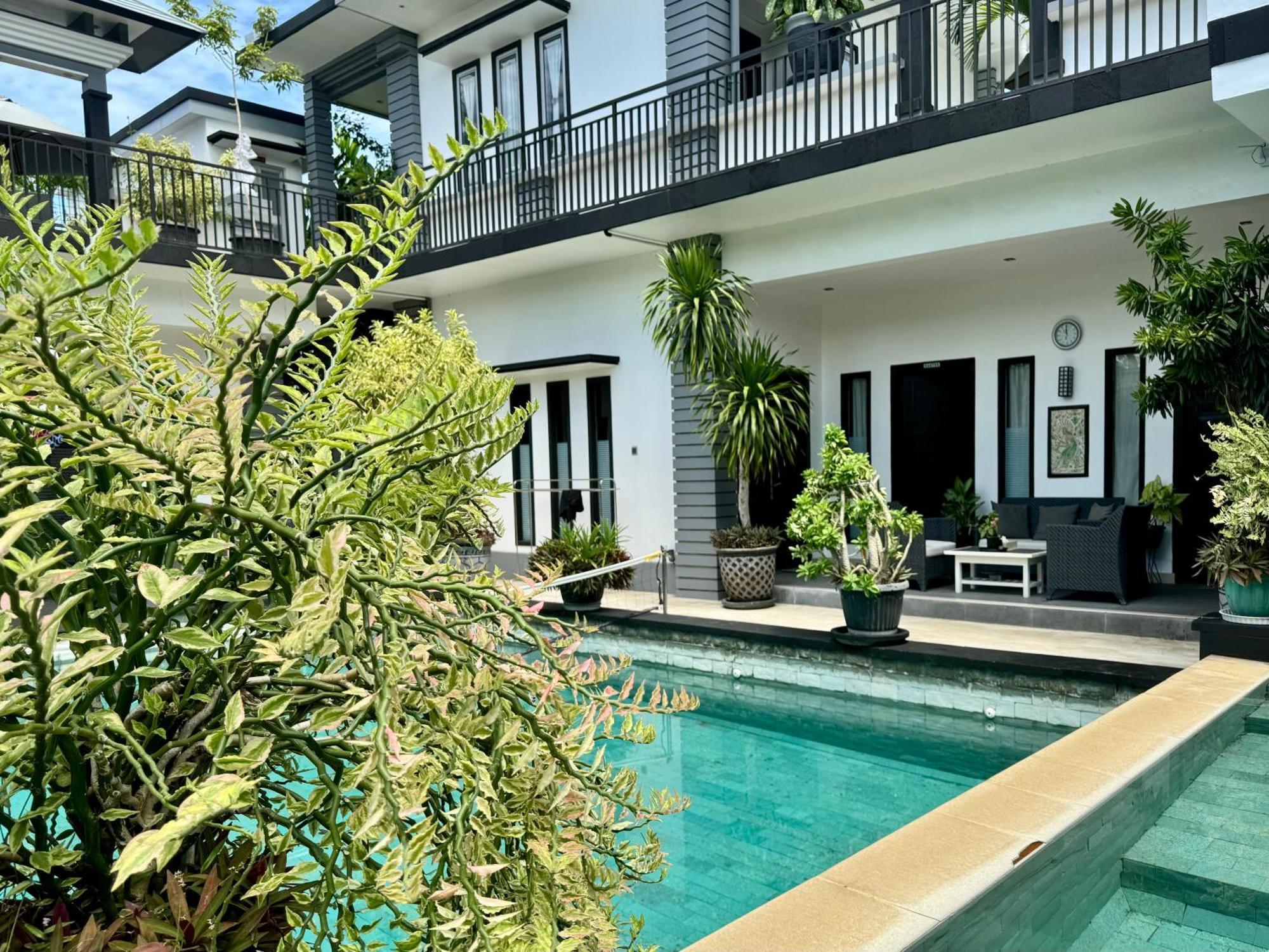Villa Rumah Putih Abu Abu Senggigi Bagian luar foto