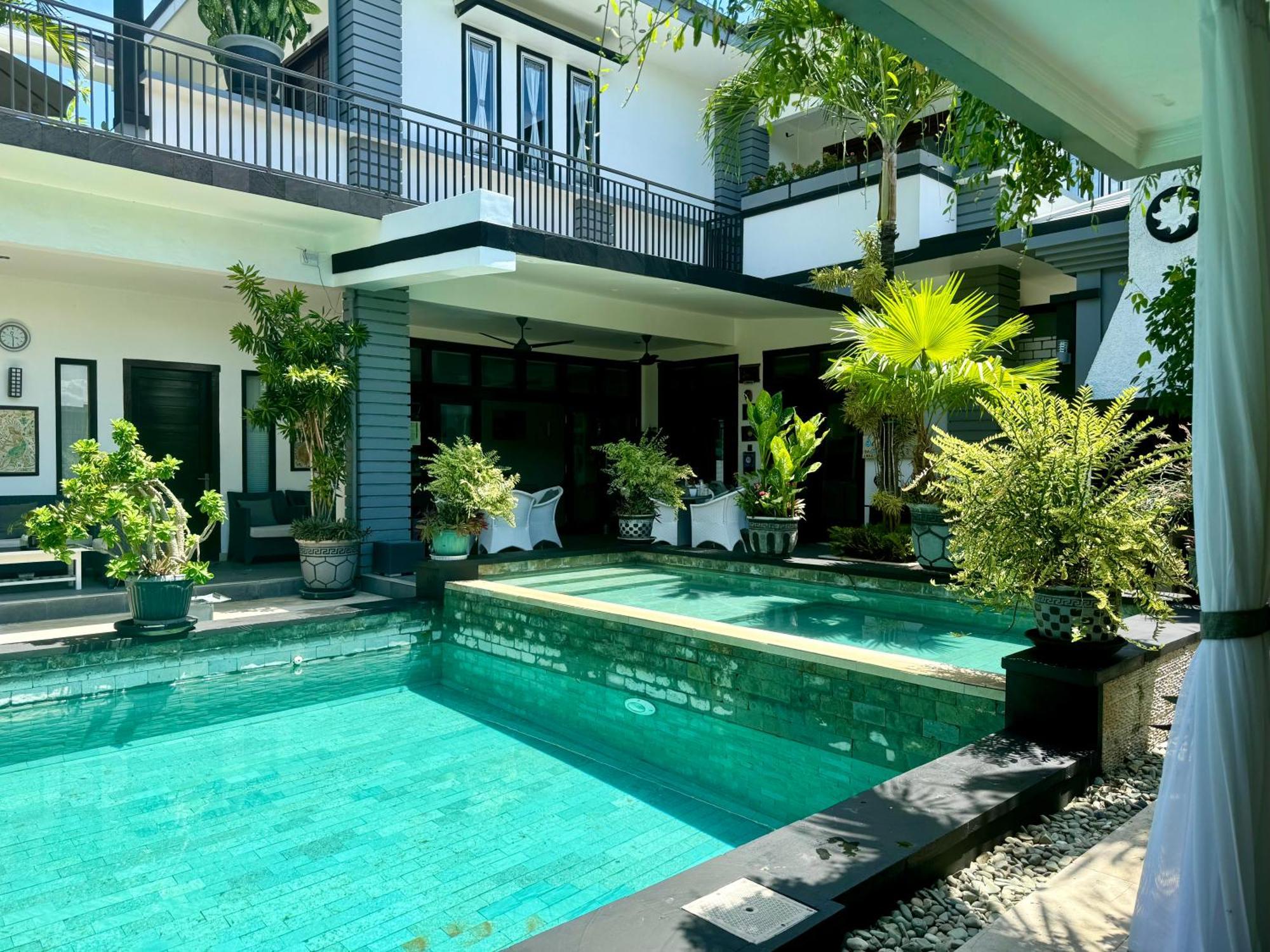 Villa Rumah Putih Abu Abu Senggigi Bagian luar foto