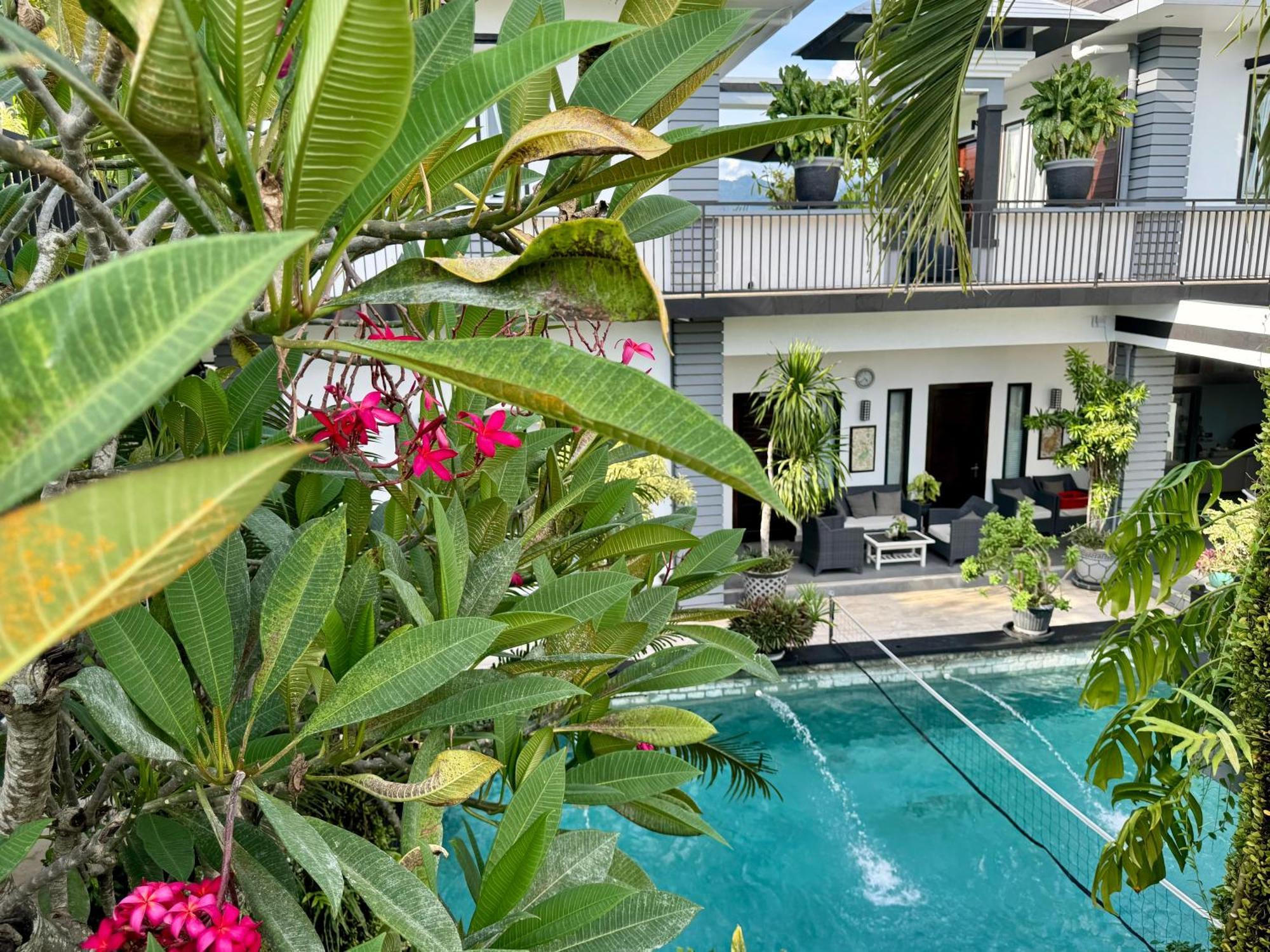 Villa Rumah Putih Abu Abu Senggigi Bagian luar foto