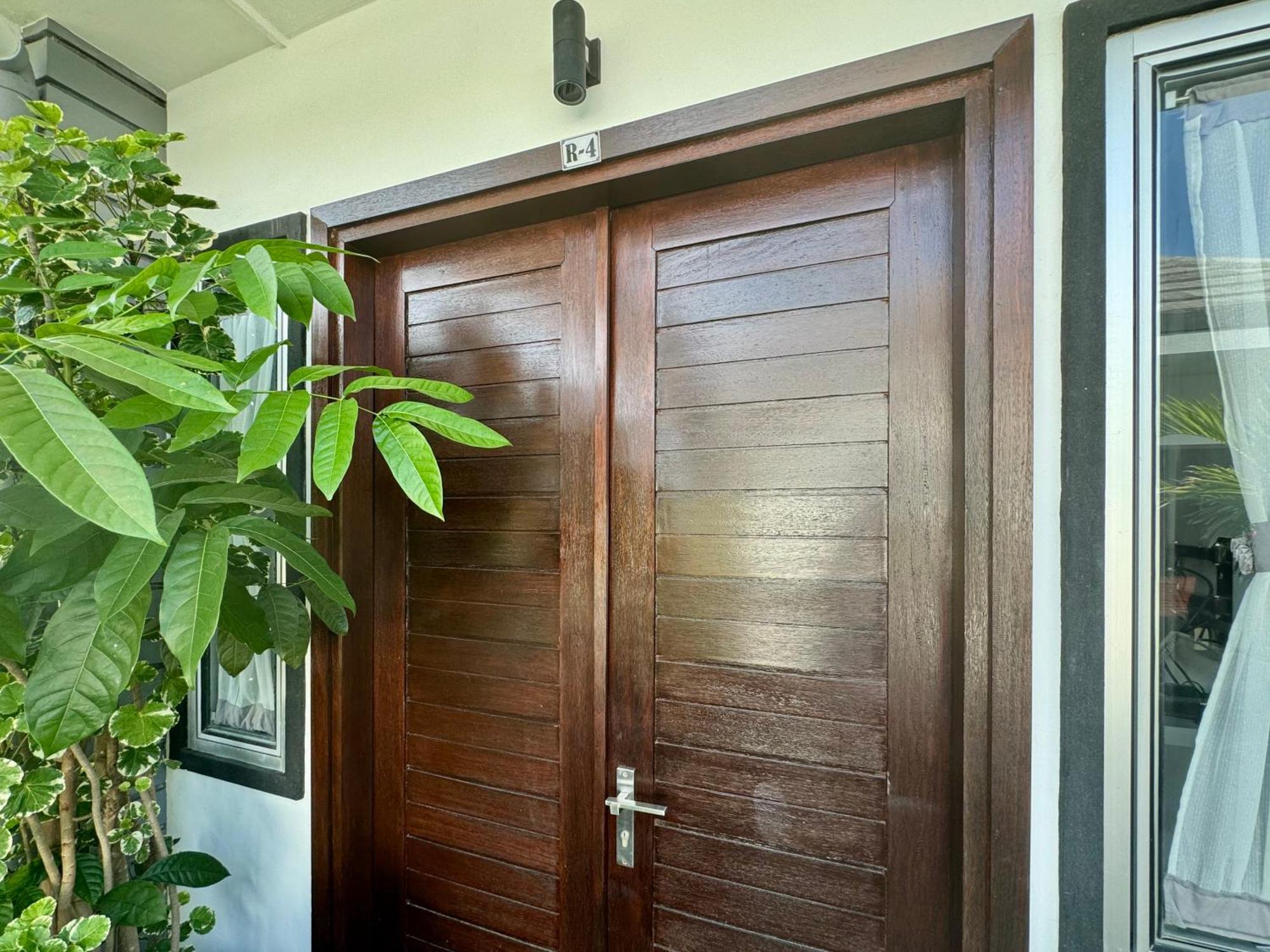Villa Rumah Putih Abu Abu Senggigi Bagian luar foto