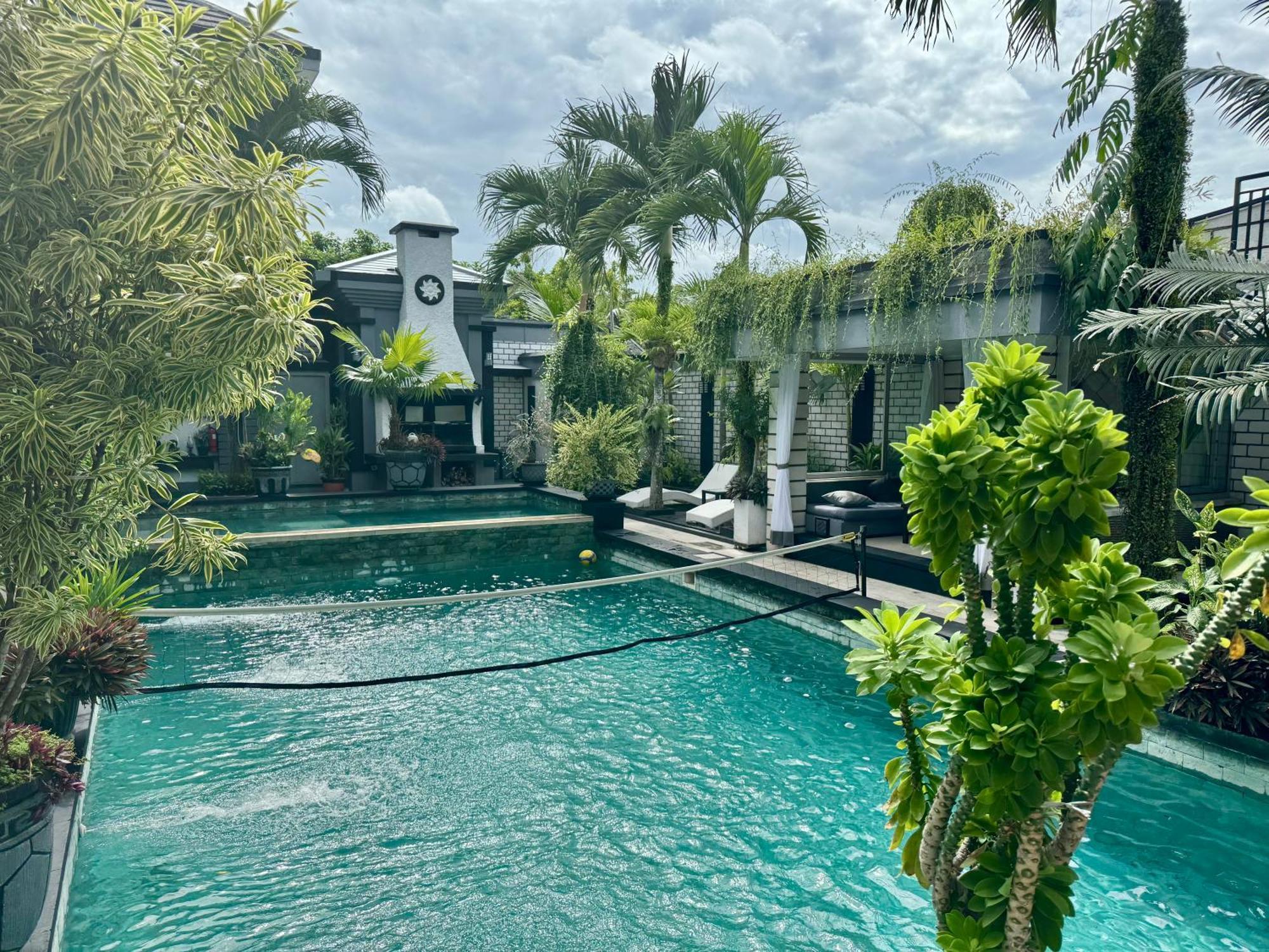 Villa Rumah Putih Abu Abu Senggigi Bagian luar foto