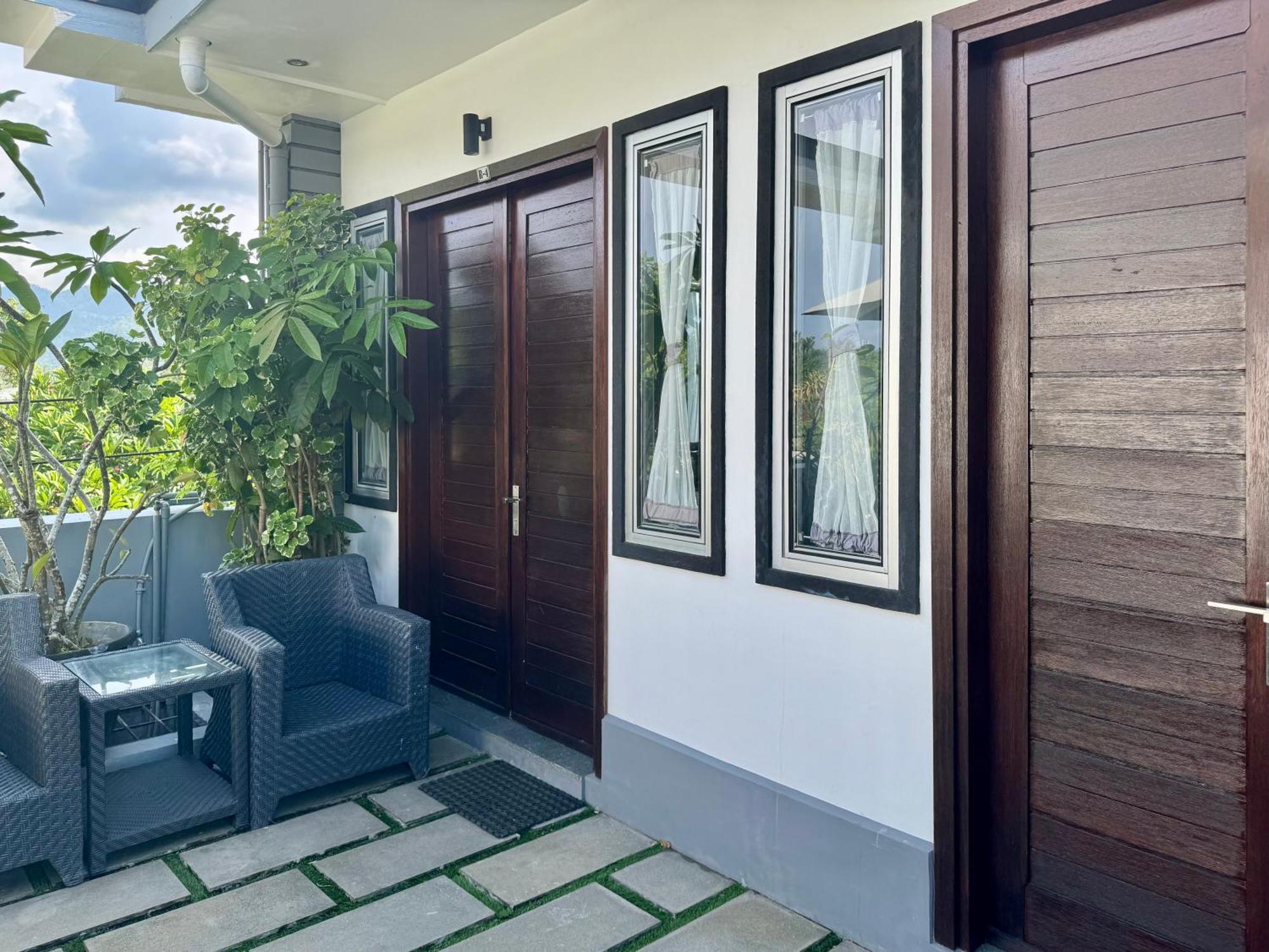 Villa Rumah Putih Abu Abu Senggigi Bagian luar foto