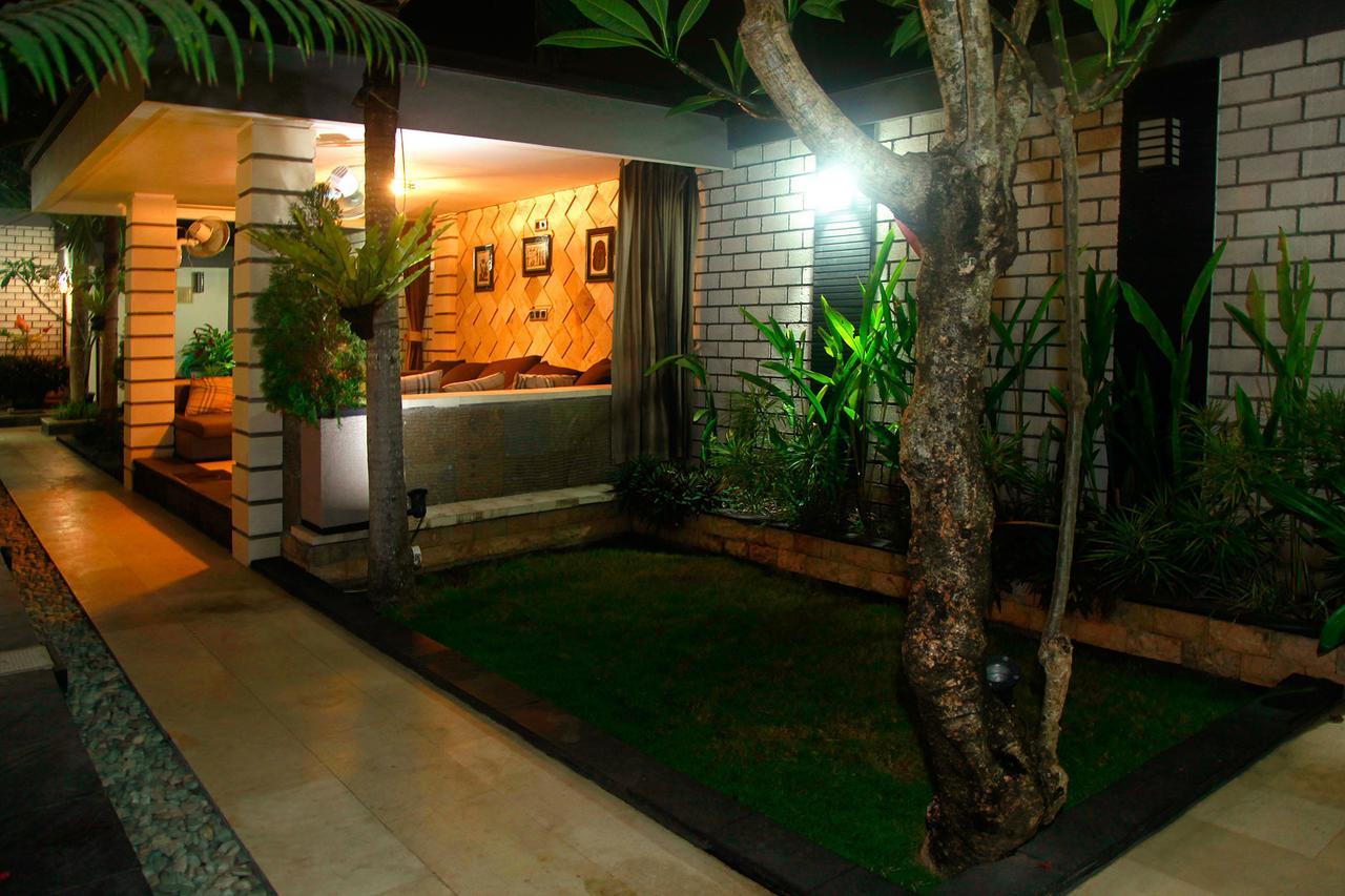 Villa Rumah Putih Abu Abu Senggigi Bagian luar foto
